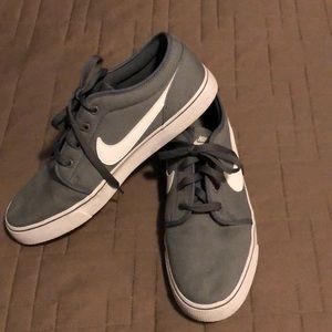 Men’s Nike casual tennis shoes